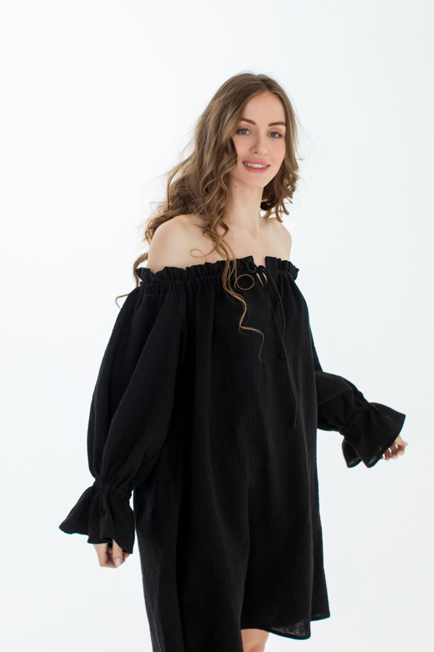 Платье с открытыми плечами в чёрном цвете из хлопка муслина