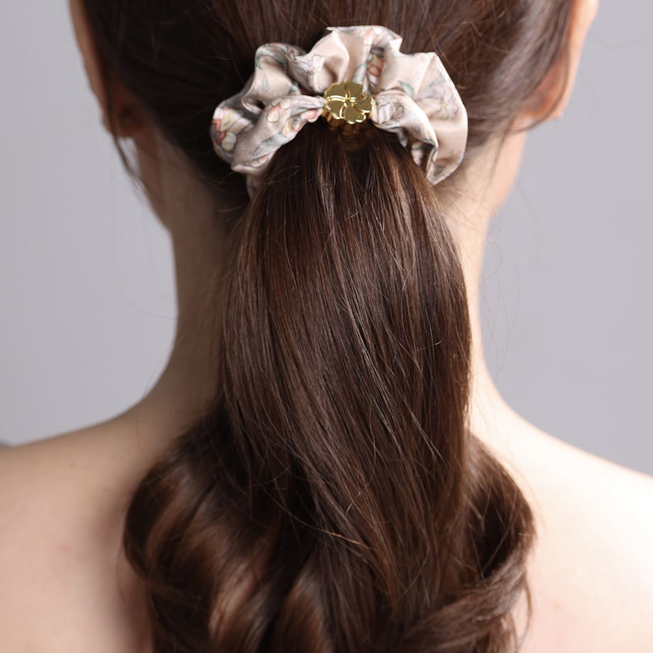 Шелковая резинка для волос Лазоревый цветок пудровая
