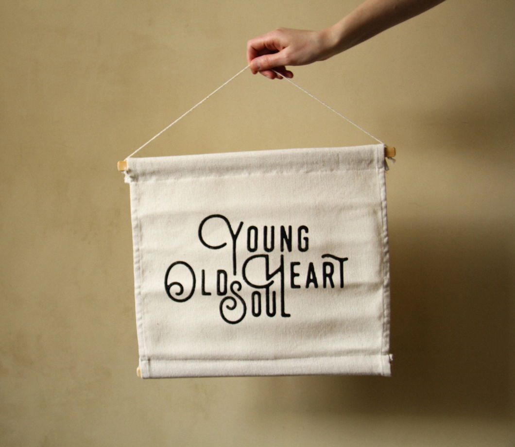 Текстильный постер Young heart Old soul (однотонный)
