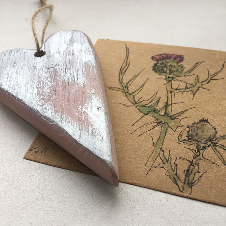 Подарочный набор деревянное сердечко розовое с серебром и ручная открытка чертополох