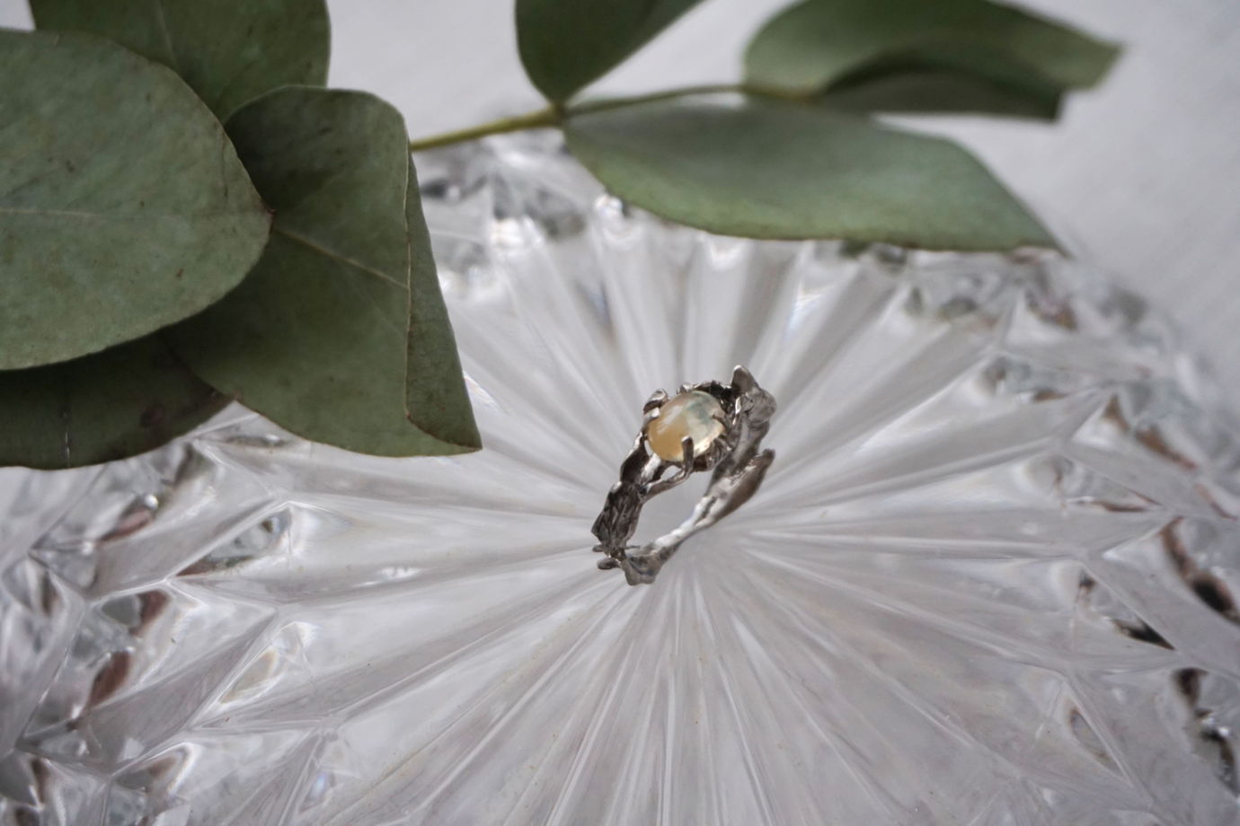 Кольцо серебряное с опалом цветочное.