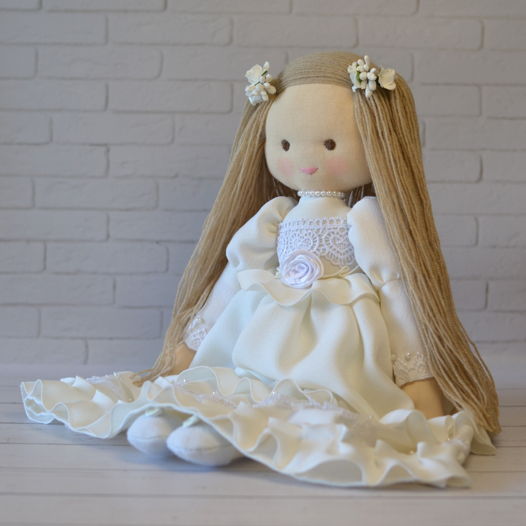 Текстильная интерьерная кукла в белом