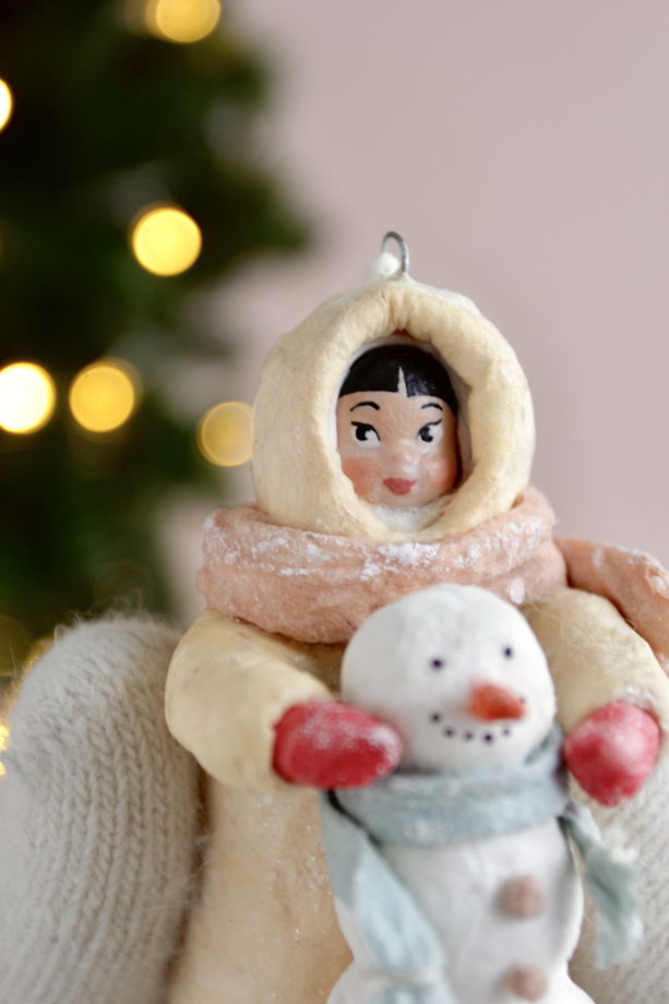 Ватная ёлочная игрушка «Эскимоска со снеговиком»