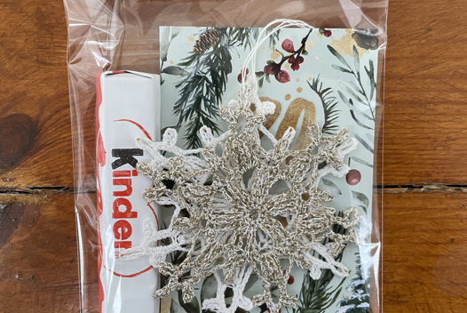 Новогодний сувенир, елочная игрушка, снежинка вязаная. Набор с открыткой и шоколадом kinder