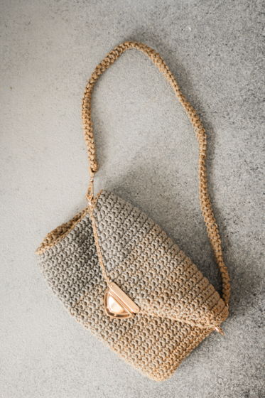 Вязанная стильная сумка-клатч, градиент цвета сталь-горчица