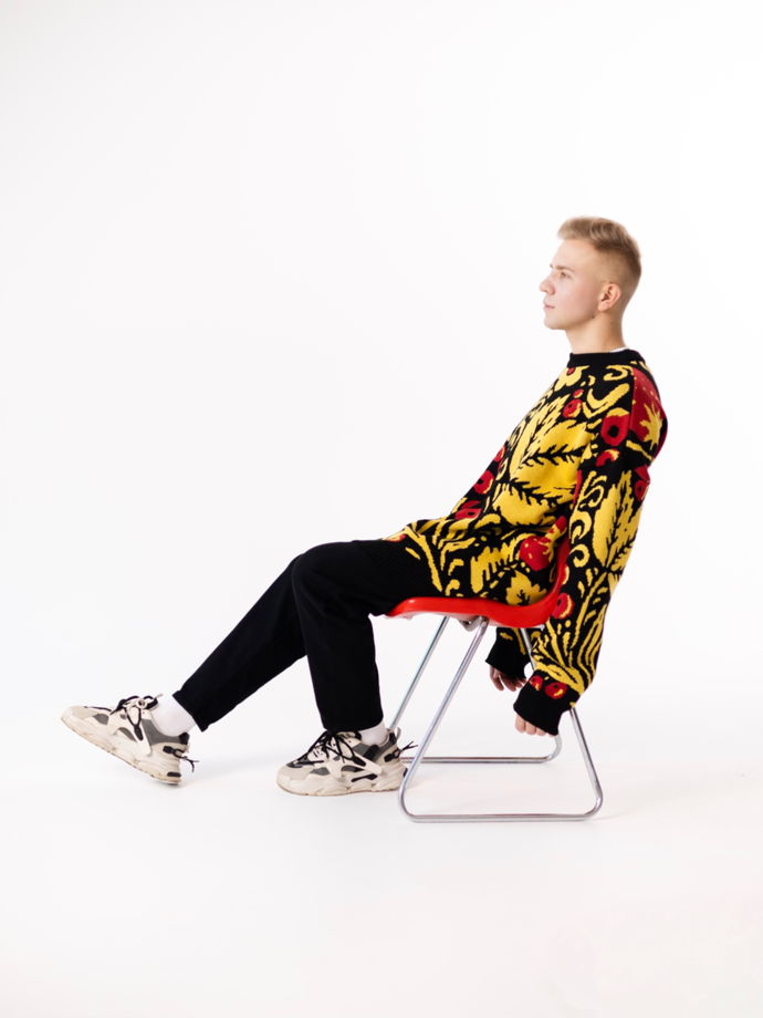 Свитер с хохломой