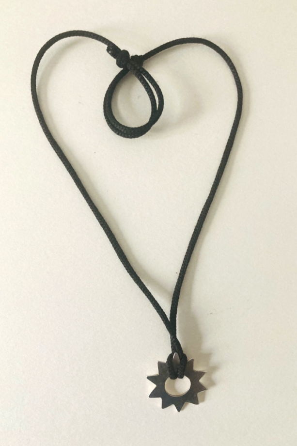 Серебряная звезда на шнурке