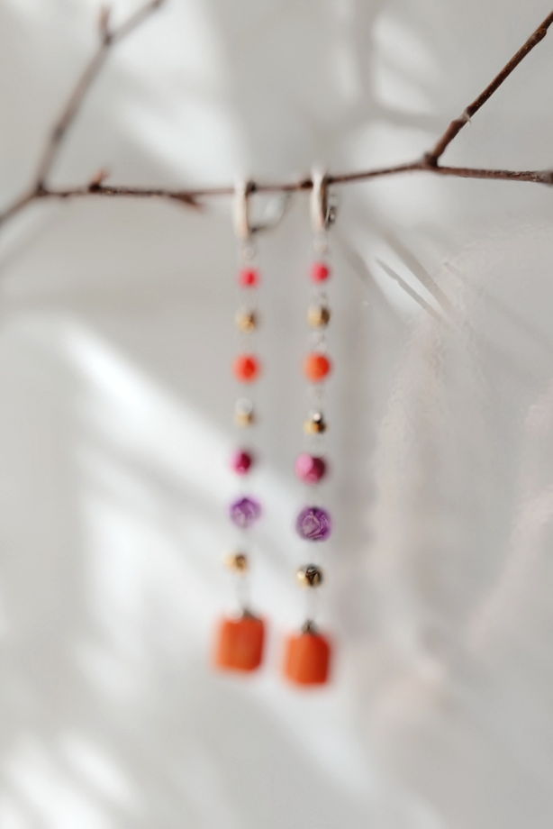 Длинные серьги с кораллом, аметистом и жемчугом