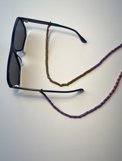 Холдер цепочка для очков асимметричного дизайна из пластиковых бусин красного, голубого, сиреневого и зеленого цветов