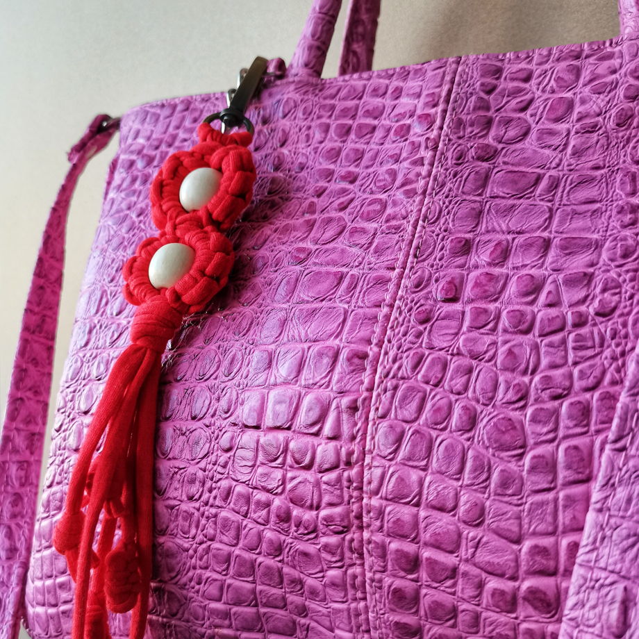 Брелок  плетеный цепи  красный с деревянными бусинами для сумки, рюкзака, ключей