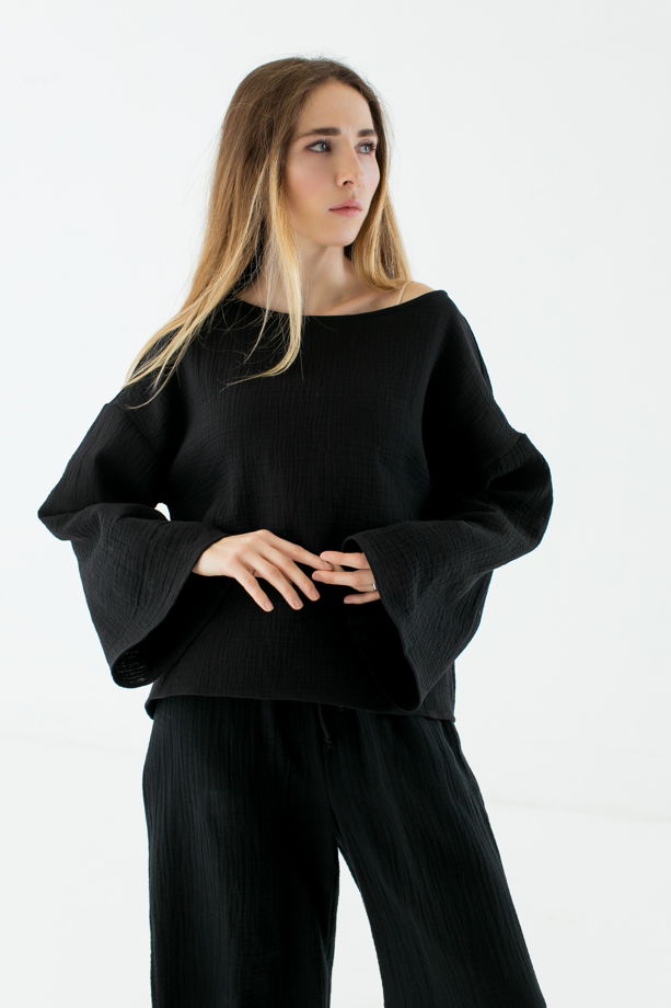 Блузка свободного фасона с широким рукавом в черном цвете из хлопка муслина