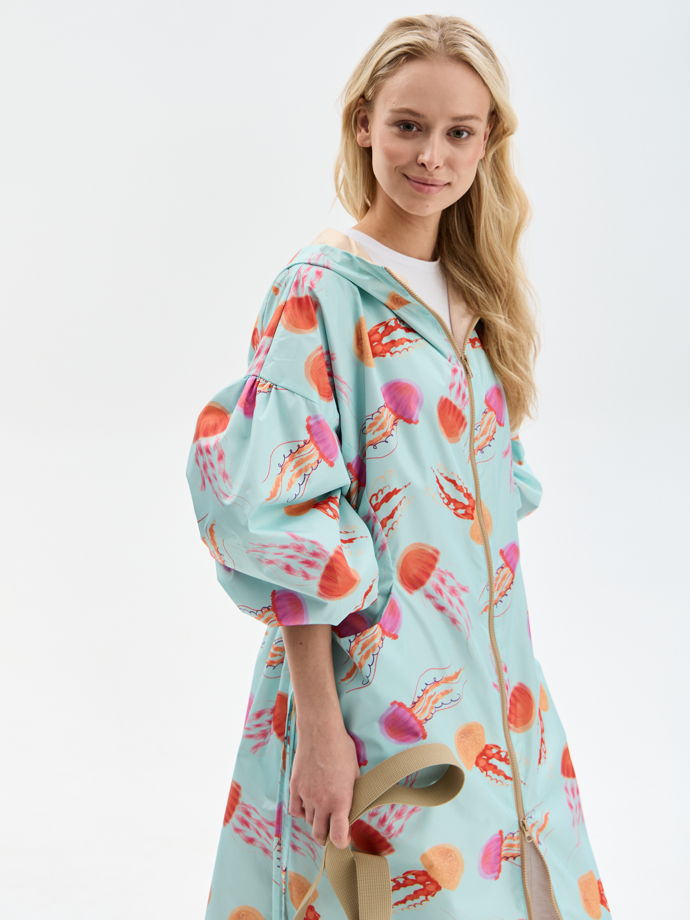 Плащ с авторским принтом.