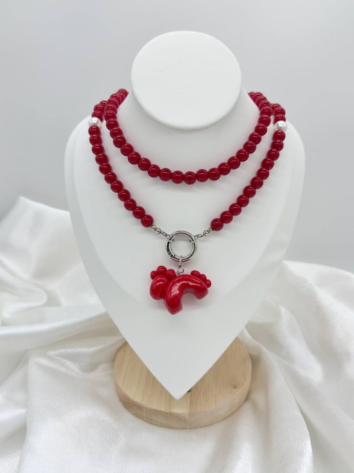 Длинное красное ожерелье с лошадкой