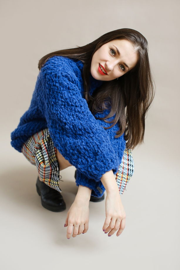 Ярко-синий женский свитер ручной вязки из шерсти перуанских альпака и мериноса
