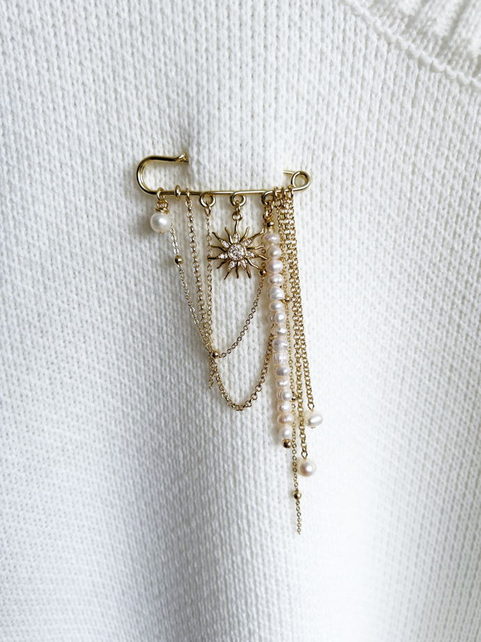 Брошь-булавка с цепочками, жемчугом и подвеской солнце