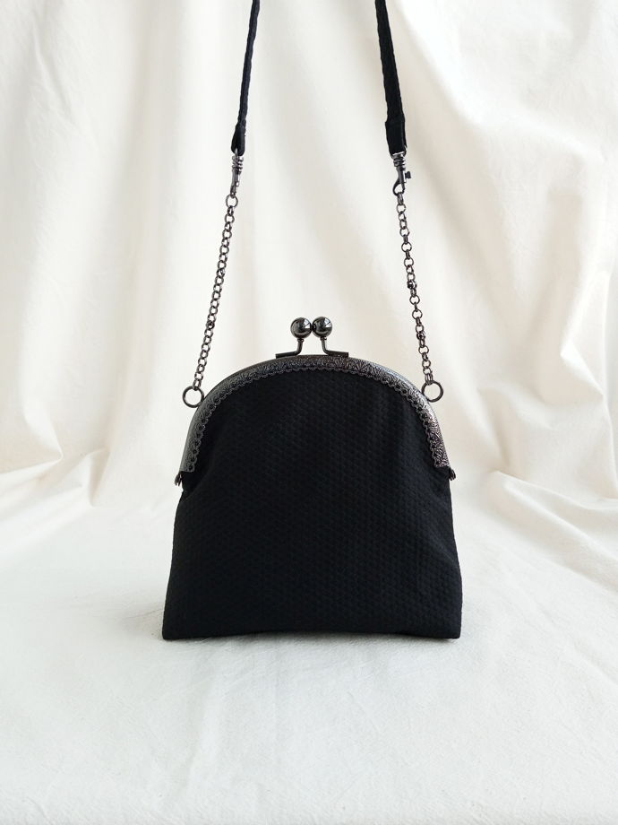 Черная вечерняя сумочка с вышивкой бисером и бахромой