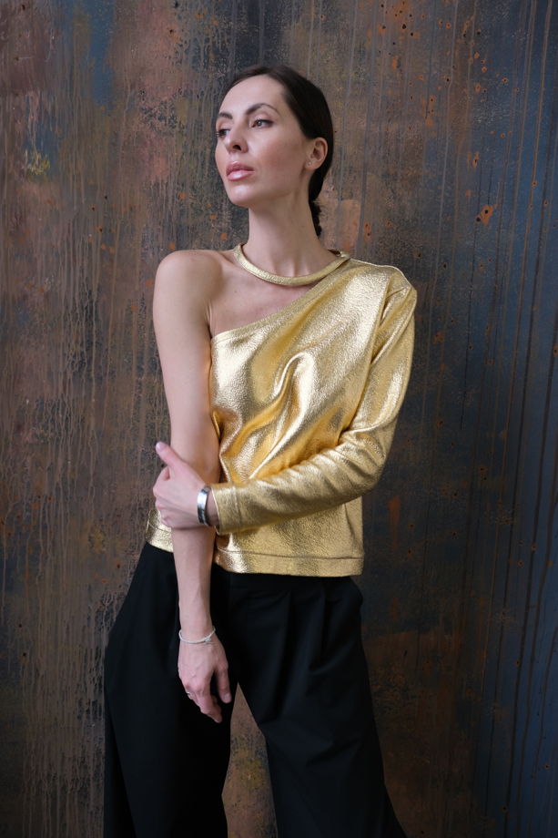 Блуза из золотого хлопка.