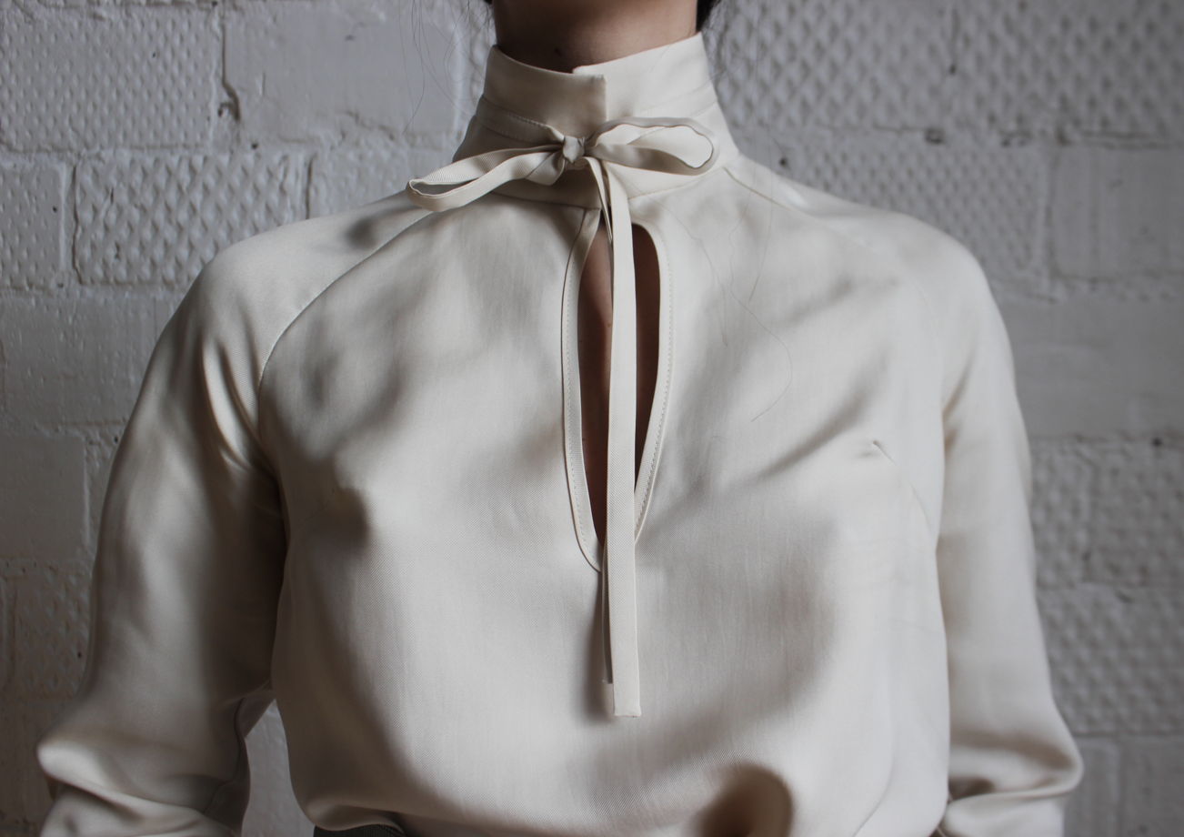 Шелковая блузка с манжетами-воланами