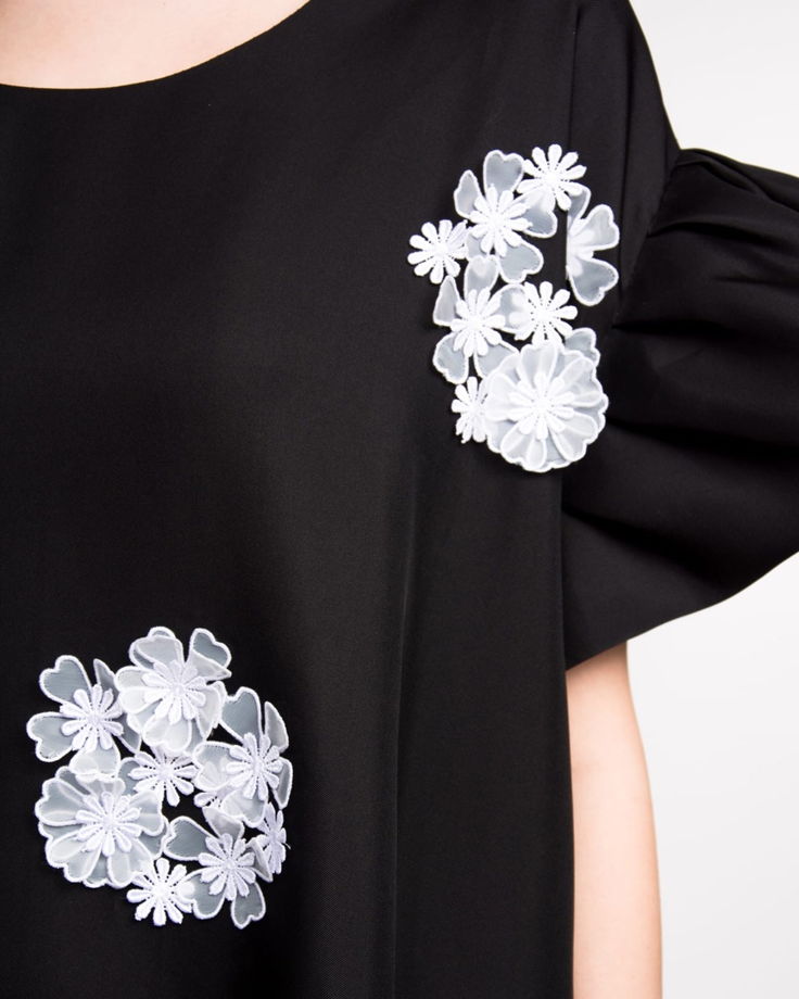Платье черное объемное шелковое длинное с вышивкой из белых цветов.