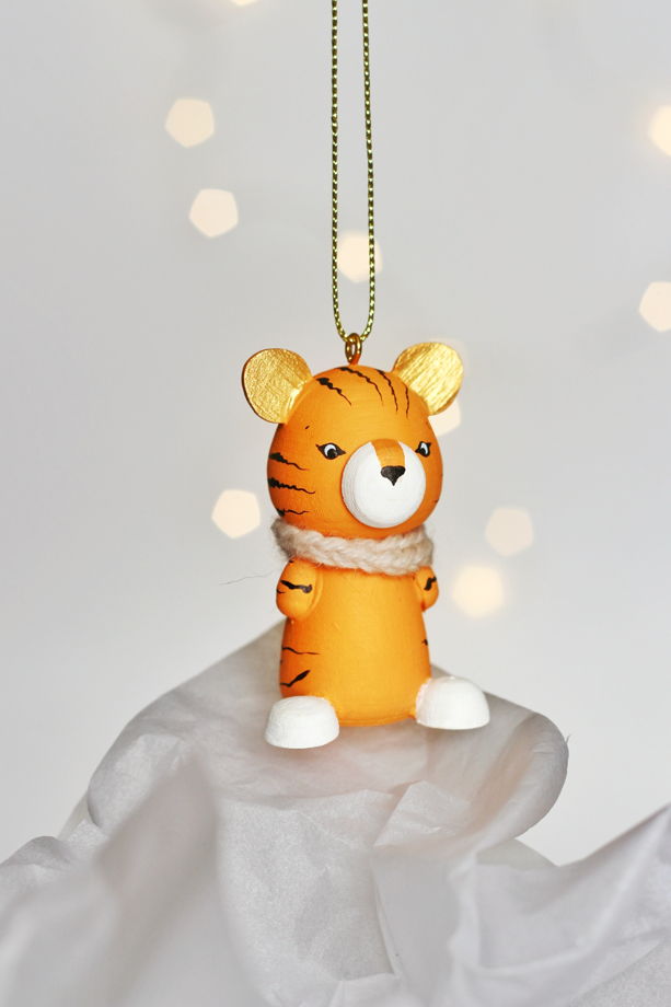Авторская декоративная елочная игрушка из дерева "Тигрёнок в шарфике" цветом манго
