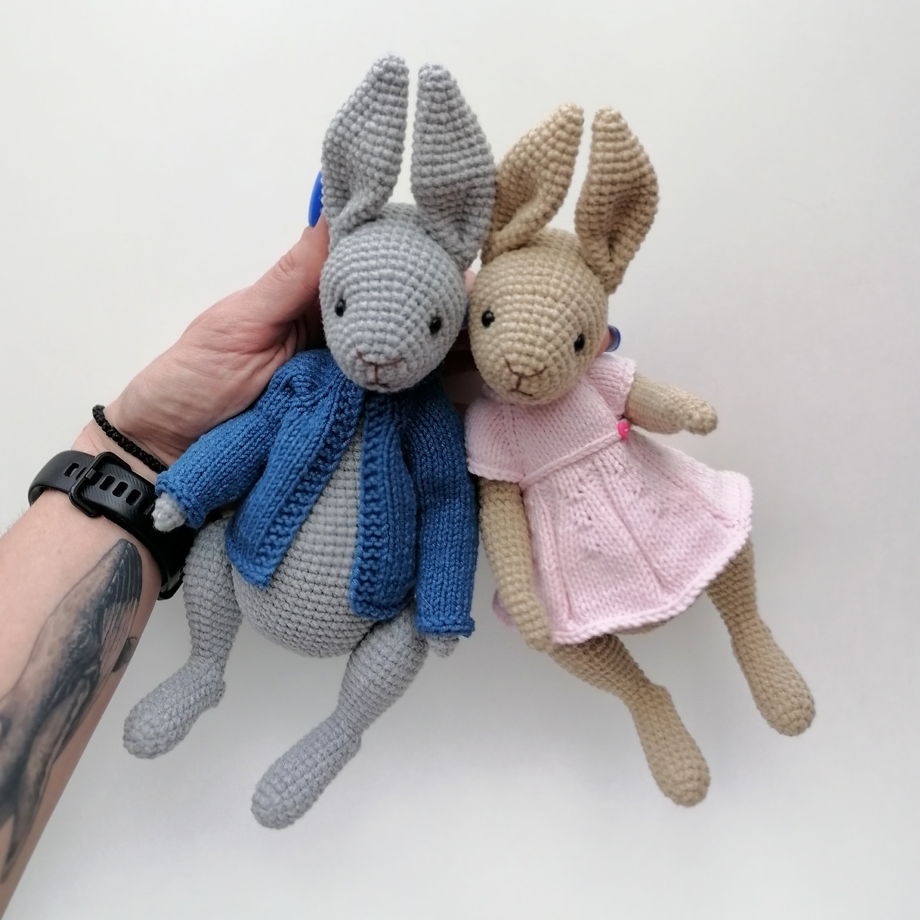 Детская вязаная игрушка ручной работы кролик в синей кофте