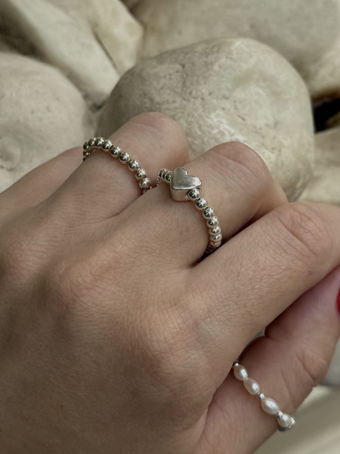 Кольцо из серебряных шариков с вставкой сердце