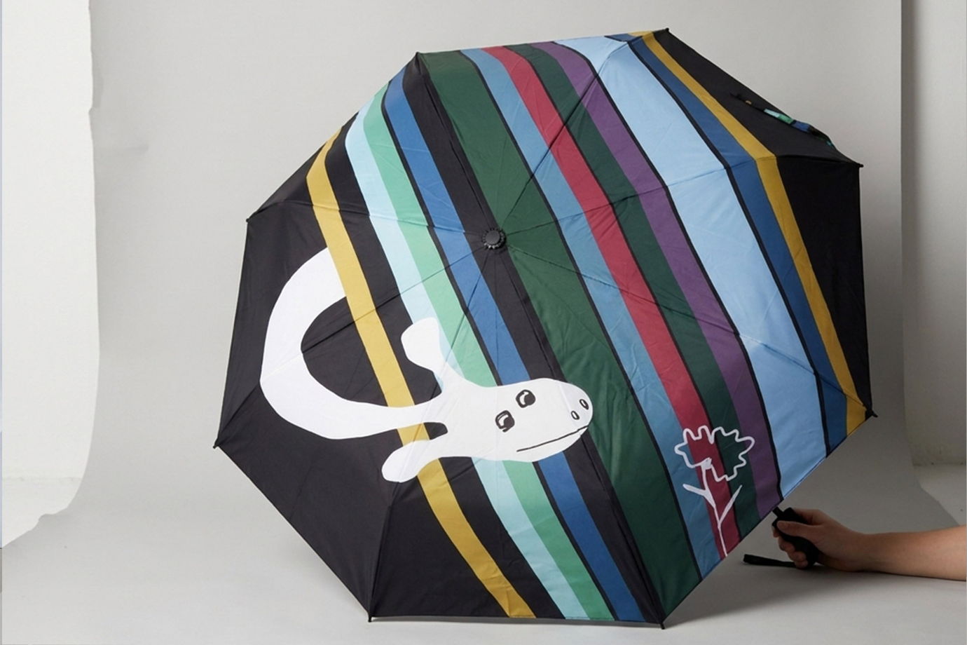 Черный полосатый зонт с жирафом