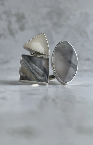 Кольцо из серебра с тремя камнями, молочным нефритом и двумя агатами. Trifolié S6.
