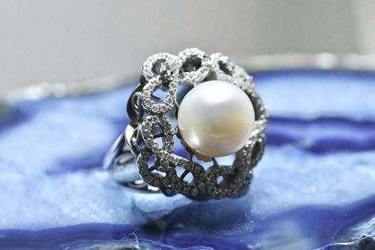 Кольцо «Бесконечность» из серебра с жемчугом