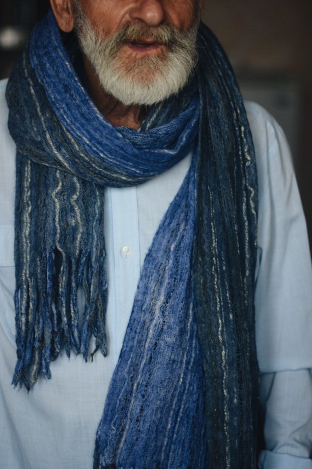 Большой синий мужской шарф, сваляный  из шерсти и хлопка
