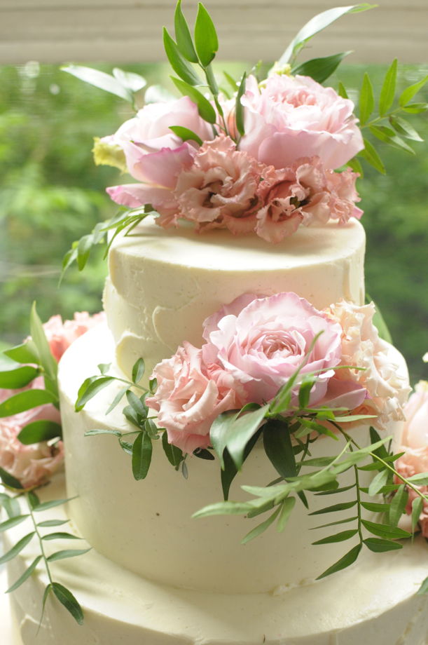 Ярусный \ свадебный торт с цветочным оформлением