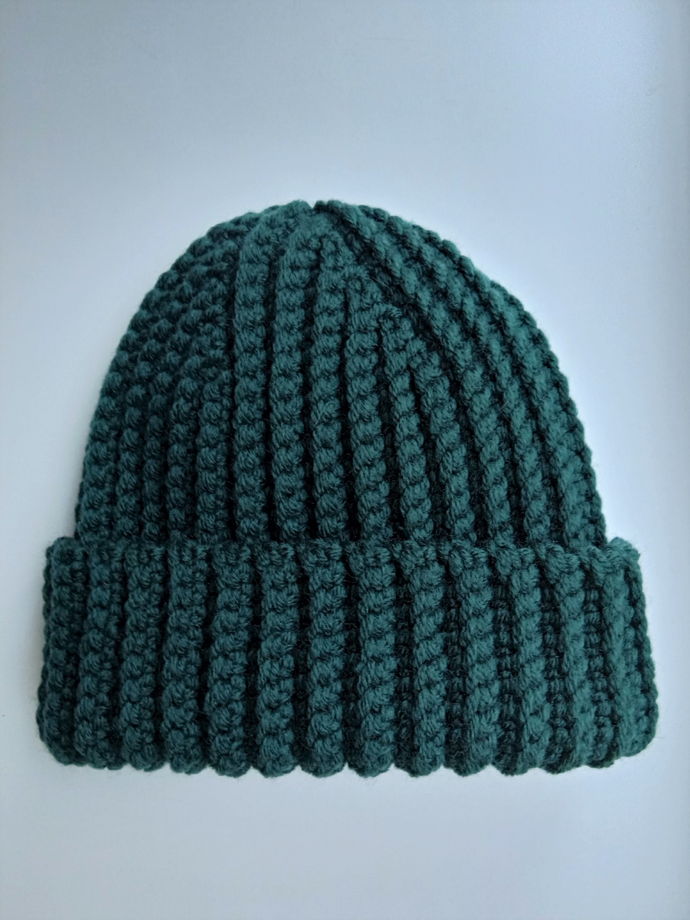 Зимняя шапка бини изумрудного цвета
