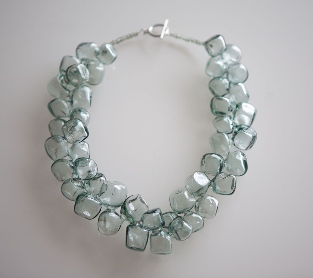 Ожерелье из стеклянных бусин-кубиков "Фельдграу"